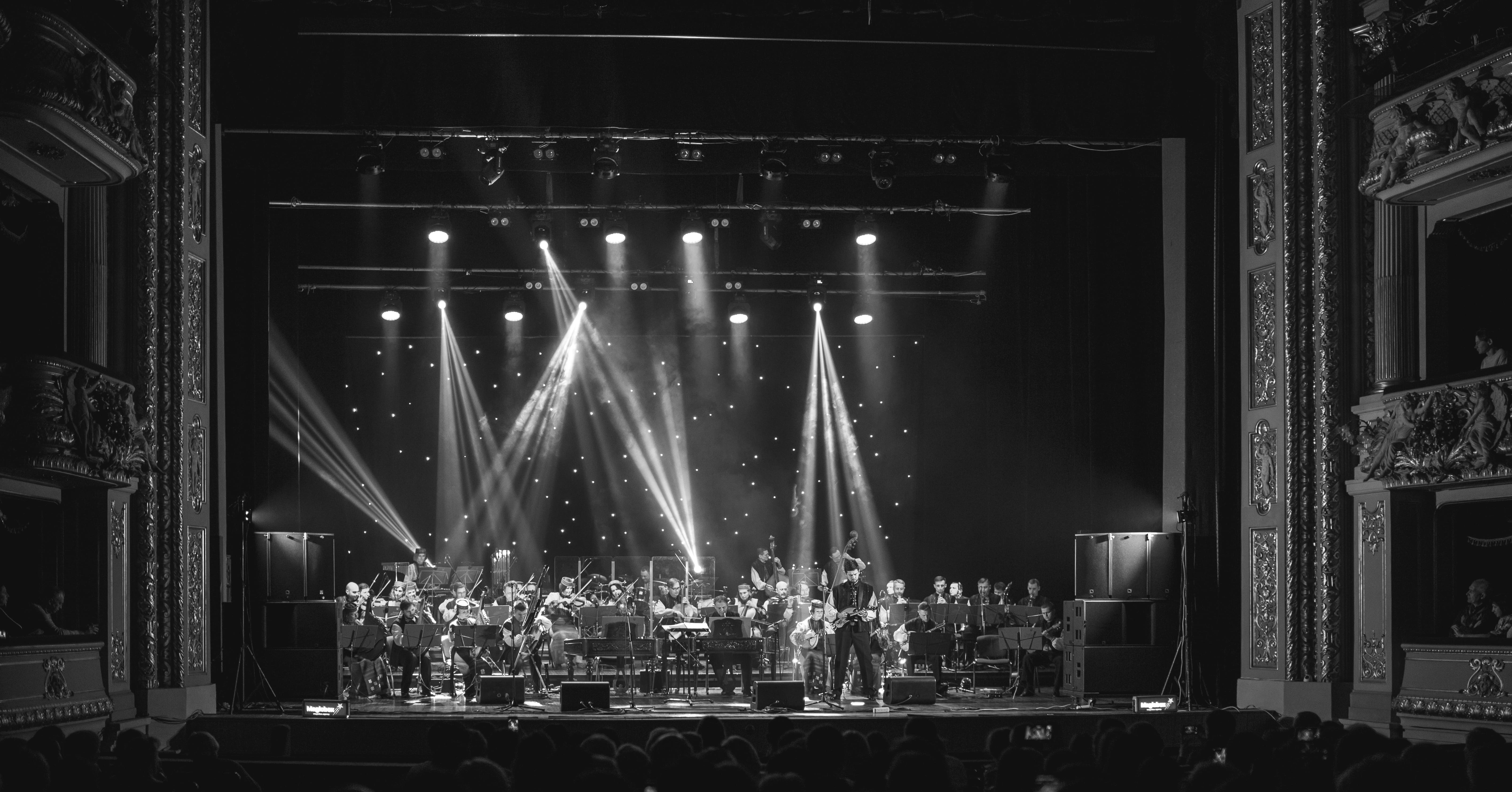 Чорно-біла зйомка оркестру на великій сцені